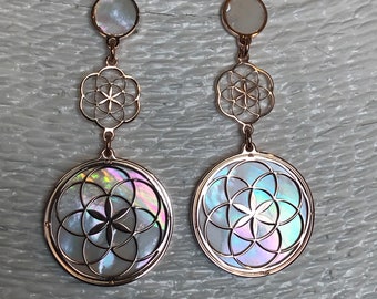 Seme della Vita in oro rosa 18 carati su argento 925, sfondo in madreparla  e cristallo Swarovsky, gioiello spirituale geometrie sacre