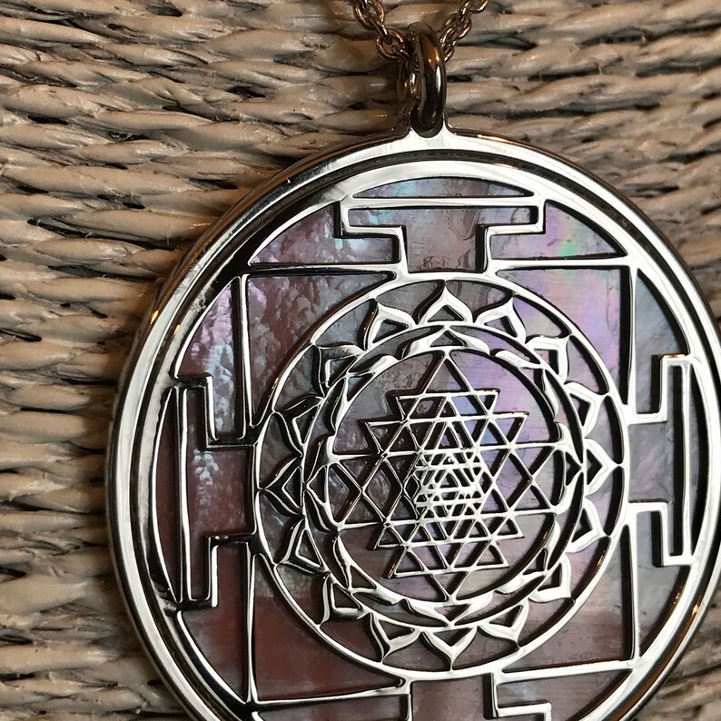 Sri Yantra en argent 925 avec fond en madreperla rosa, mandala su gioiello spirituale avec géométrie sacrée, collier image 6