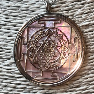 Sri Yantra en argent 925 avec fond en madreperla rosa, mandala su gioiello spirituale avec géométrie sacrée, collier image 4