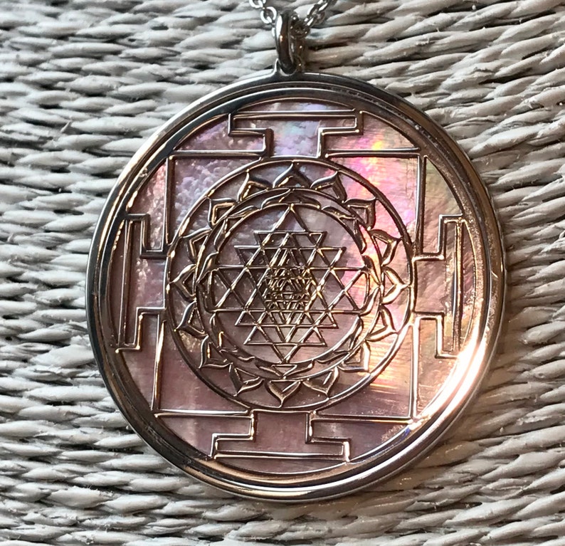 Sri Yantra en argent 925 avec fond en madreperla rosa, mandala su gioiello spirituale avec géométrie sacrée, collier image 4