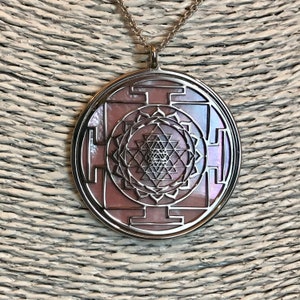 Sri Yantra en argent 925 avec fond en madreperla rosa, mandala su gioiello spirituale avec géométrie sacrée, collier image 9