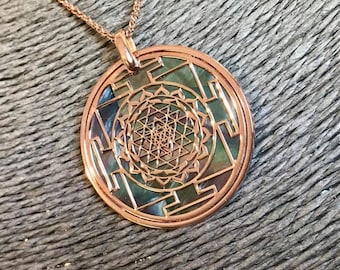 Sri Yantra in oro rosa su argento 925 e sfondo in madreperla naturale, un gioiello spirituale con geometrie sacre, collana regalo yoga
