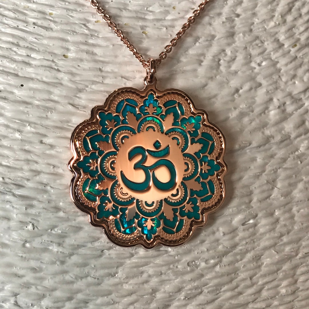 Om in Oro Rosa Su Argento 925 E Sfondo in Madreperla Rosa, Gioiello Spirituale per Yoga E