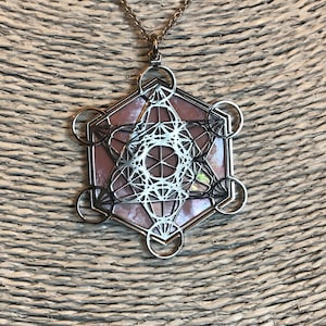 Metatron in argento 925 con sfondo in madreperla rosa. Gioiello spirituale con geometrie sacre yoga e meditazione.con ciondolo e collana