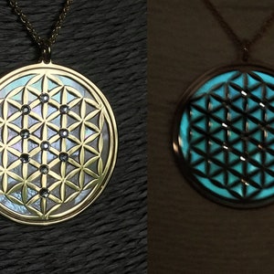 Fiore della Vita in oro 24 carati su argento 925, sfondo in madreperla e cristalli, gioiello spirituale geometrie sacre, collana e pendente
