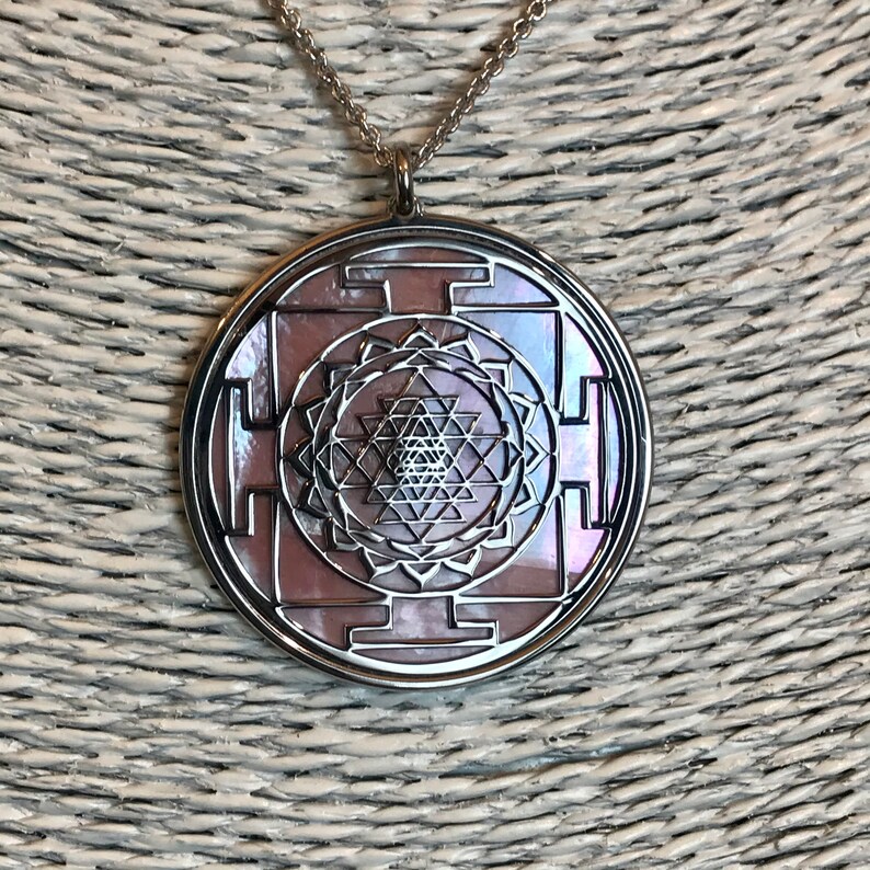 Sri Yantra en argent 925 avec fond en madreperla rosa, mandala su gioiello spirituale avec géométrie sacrée, collier image 1