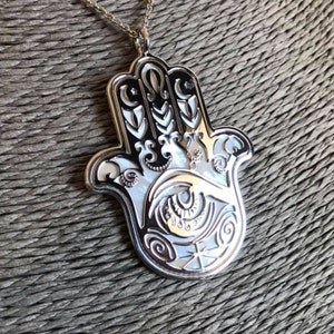 mano di fatima in argento 925 con sfondo in madreperla naturale bianca