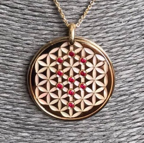 Fiore della Vita in oro 24 carati su argento 925 con sfondo in madreperla naturale e Sephiroth in rubini