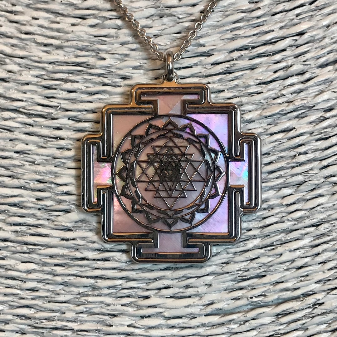 Pendentif avec Sri Yantra en laiton argenté • Boutique Kûrma