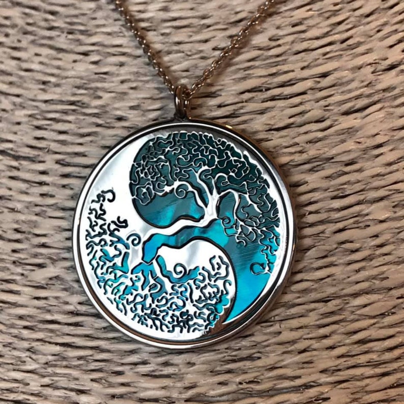 Tao Albero della Vita in argento 925 con sfondo in madreperla acquamarina, gioiello spirituale composto da pendente e collana, regalo yoga image 1