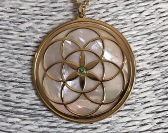 Seed of Life in 24-karaats goud op 925-zilver, parelmoer achtergrond en smaragd, spiritueel juweel met heilige geometrie, yoga en meditatie