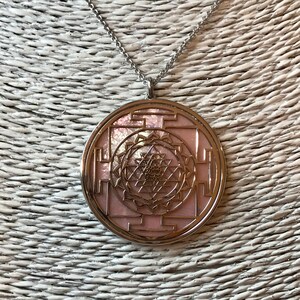 Sri Yantra en argent 925 avec fond en madreperla rosa, mandala su gioiello spirituale avec géométrie sacrée, collier image 5