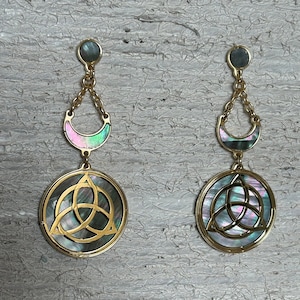 Boucles d&#39;oreilles Wicca Triquetra en or 24 carats sur argent 925 et nacre, bijou païen celtique spirituel, cadeau steampunk
