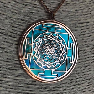 Sri Yantra in oro rosa su argento 925 e sfondo in madreperla acquamarina, un gioiello spirituale con geometrie sacre, collana regalo yoga