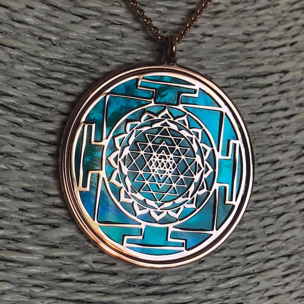 Sri Yantra in oro rosa su argento 925 e sfondo in madreperla acquamarina, un gioiello spirituale con geometrie sacre, collana regalo yoga