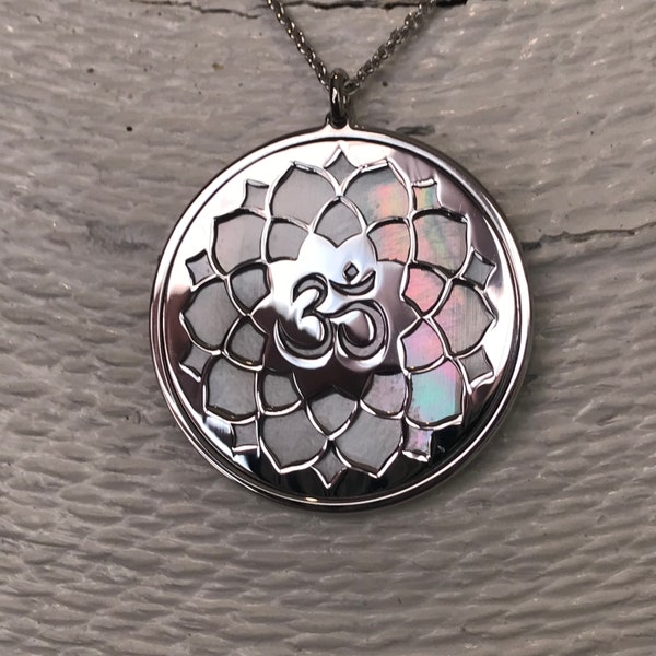 Om in argento 925 e sfondo in madreperla bianca naturale, gioiello spirituale geometrie sacre per yoga e meditazione, regalo yoga