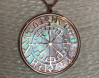 Compasso runico o Vegvisir in oro rosa 18 carati su argento 925 con sfondo in madreperla naturale, collana celtica stile gotico, talismano