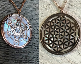 Double face Metatron e Fiore della Vita en or rosa 18 carats su argento 925, fond en madreperla naturale e cristalli, géométrie sacrée