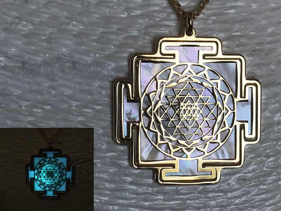 Sri Yantra in oro 24 carati su argento 925e sfondo in madreperla luminescente, ciondolo geometrie sacre e collana spirituale