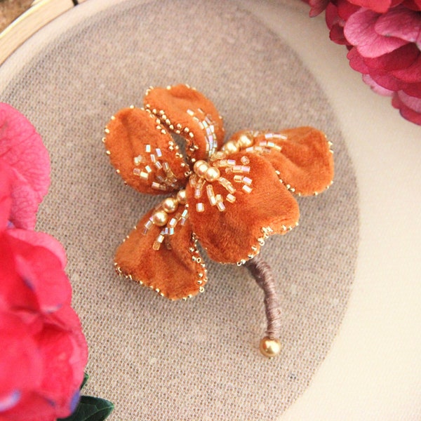 Broche Iris brodée, Broche fleurs en perles de cristal, Broche Iris en velours, Broche haute couture, Bijoux femme Swarovski, Épingle pour bouquet de fleurs