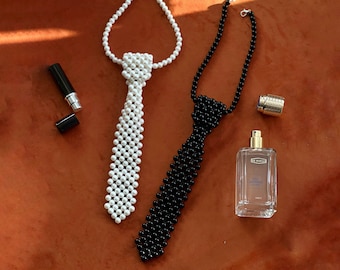 Collana con cravatta da donna in perle nere, realizzata a mano, con perline, finta cravatta da uomo, fantastico regalo per le feste.