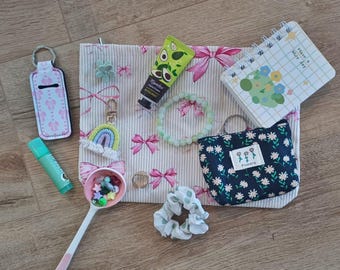 Lucky Scoop - at least 10 items / scrunchies / jewelry / hair clips
