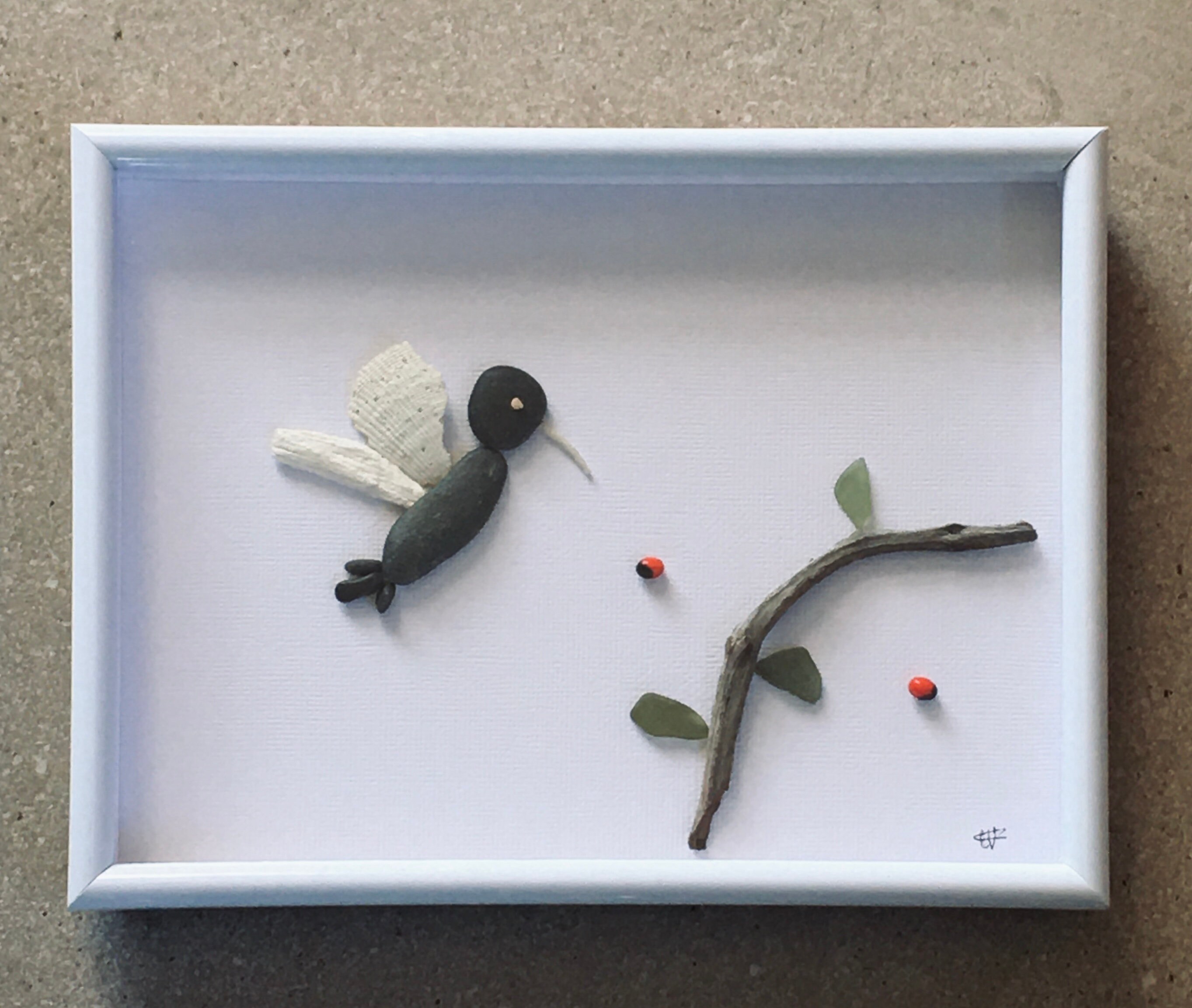 Le Colibre Cadre avec Galet de Plage. Décoration Murale, Cadeau Naissance, Enfant, Anniversaire, Fêt