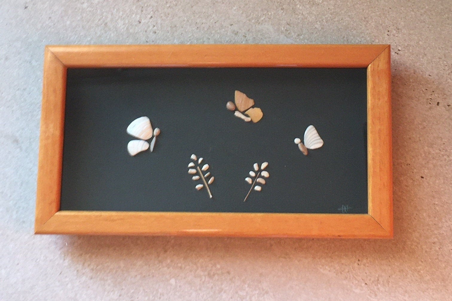 Les Papillons Cadre avec Galet de Plage. Décoration Murale, Cadeau Naissance, Enfant, Anniversaire, 