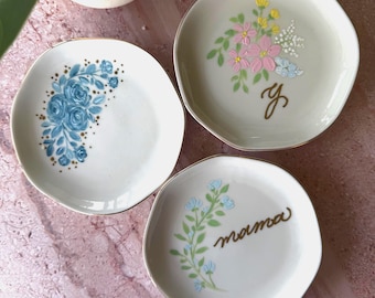 手描きの花柄が施された、パーソナライズされたセラミック製リングディッシュ – カスタムジュエリーホルダー