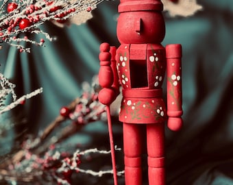 Estatueta de quebra-nozes de Natal de 12 polegadas, pintada à mão, em madeira vermelha