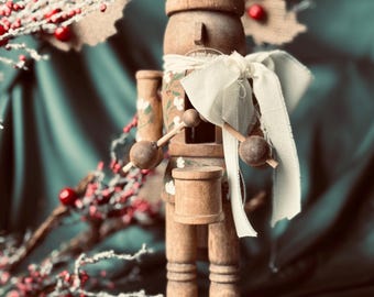 Estatueta de Natal Quebra-Nozes de madeira pintada à mão, com 30 cm de altura.