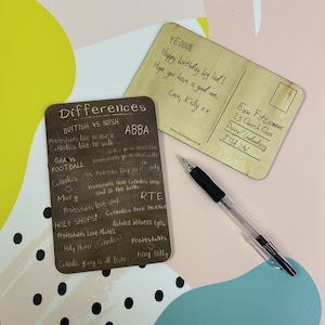 Derry Girls Blackboard Carte postale en bois // Derry Londonderry, Irlande du Nord, Émission de télévision irlandaise, Papeterie originale, Décor d’art en bois