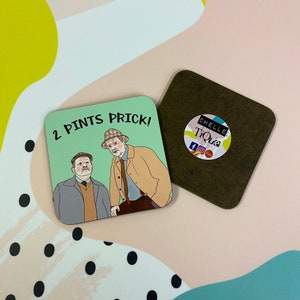 Puede incluir: Un posavasos verde con el texto "2 Pints Prick!" y una ilustración de dos hombres. El posavasos está al lado de un posavasos marrón con el texto "Chelle Tique" y los iconos de las redes sociales.