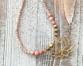 Gold lotus pendant bead necklace