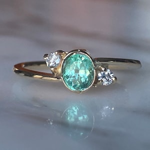 Size 7 Genuine Colombian emerald 0.7 carats and diamonds VS1, ring , gold 18k
