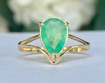 Size 7,  1 carats Genuine Colombian emerald ring, 18K gold- 2.1,grams weight