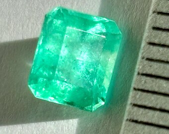 鑑定書付き0.94カラットの本物のコロンビア産エメラルドカットルース 