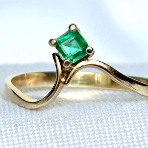 Size 7.5 Genuine Colombian emerald ring, 14k gold