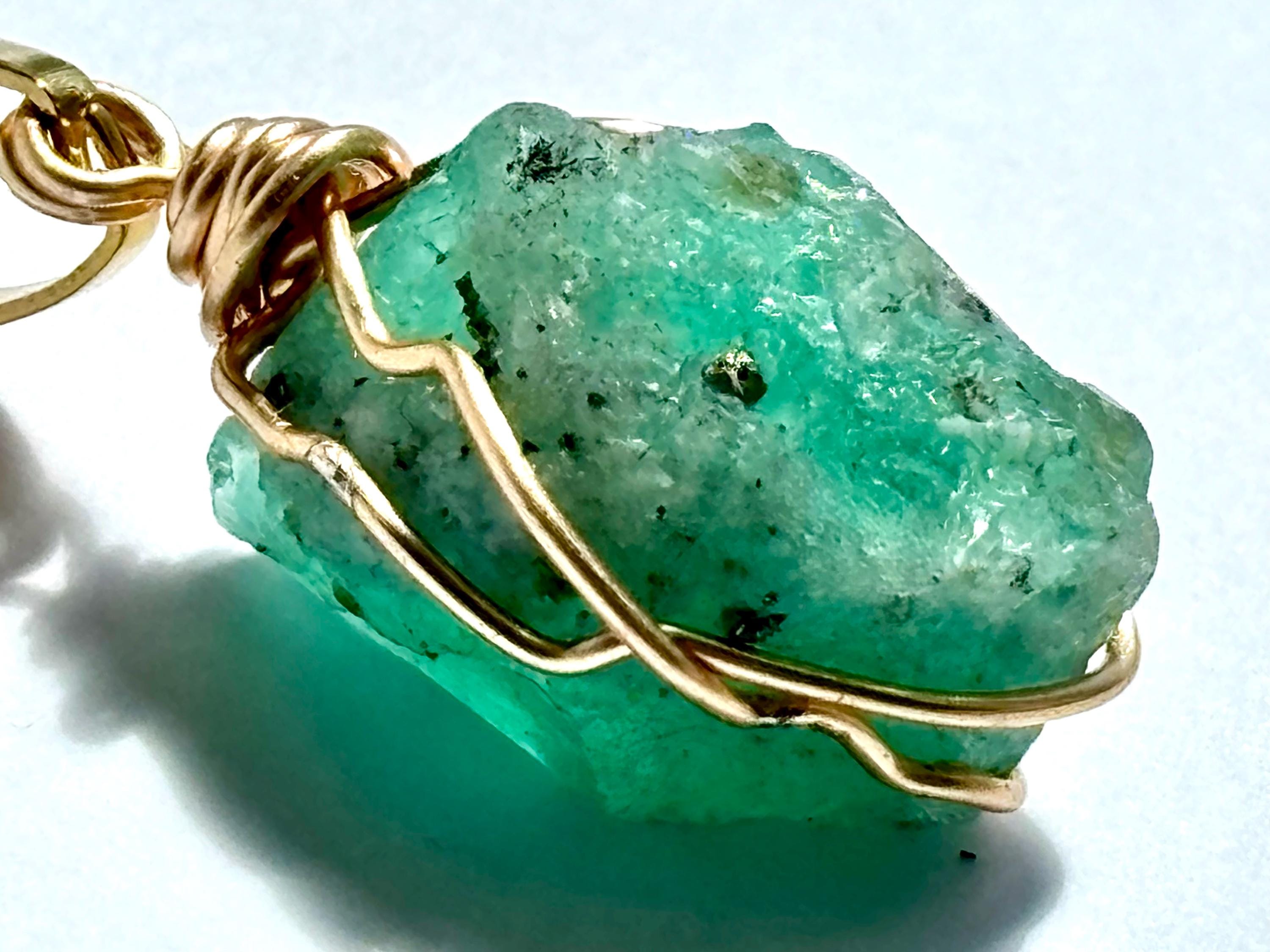 22カラットの本物のコロンビア産原石エメラルドペンダント、18K