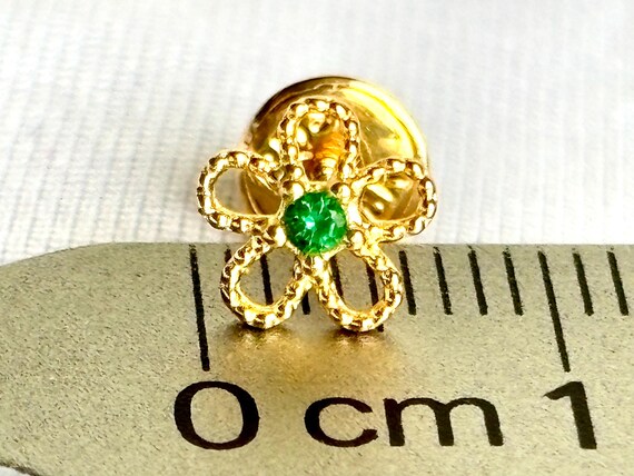 18金無垢の花型イヤリング（スクリューバック式） - Etsy 日本