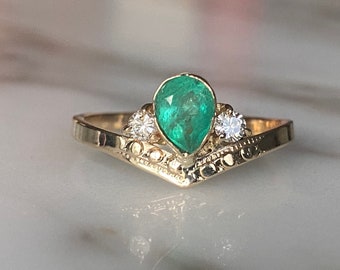 Size 8 Genuine Colombian emerald 0.5 carats and diamonds VS1, ring , gold 18k