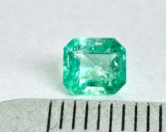 鑑定書付き 0.63カラット 本物のコロンビア産エメラルドカット、ルース