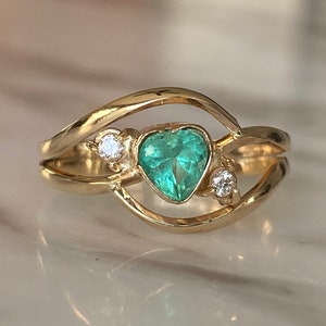 Size 7.5 Genuine Colombian emerald 0.4 carats and diamonds VS1, ring , gold 18k