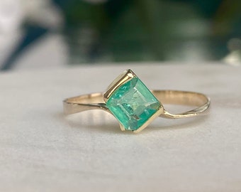 Size 8 Genuine Colombian emerald ring, 0.8 carats, 14k gold