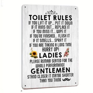 Puede incluir: Un letrero rectangular de metal blanco con el texto "TOILET RULES" e instrucciones humorísticas. El letrero incluye detalles florales y un gráfico de bigote, adecuado para la decoración del baño.