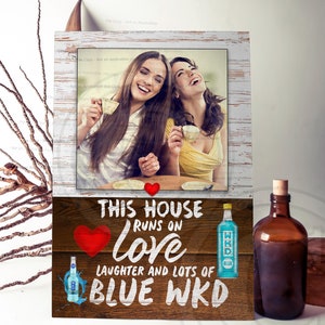 Plaque personnalisée bleue WKD La maison coule sur des rires amoureux et plaque en bois bleue WKD