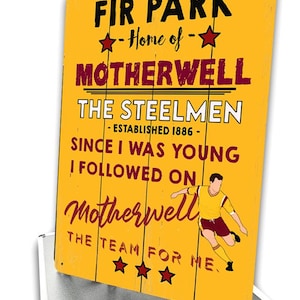 Puede incluir: Una taza de cerámica blanca con un asa negra y el texto "But First, Coffee" en negrita negra. La taza se encuentra sobre un fondo neutro, resaltando su diseño simple.