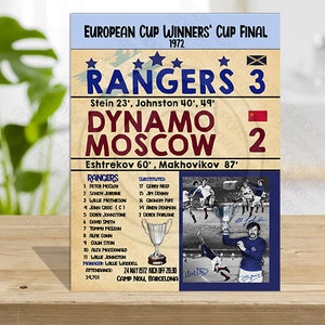 Könnte beinhalten: Ein Vintage-Poster zur Erinnerung an das Finale des Europapokals der Pokalsieger von 1972. Das Poster zeigt die Mannschaften Rangers und Dynamo Moskau, mit dem Endergebnis von 3:2 für die Rangers. Das Poster enthält die Namen der Spieler sowie das Datum und den Ort des Spiels.