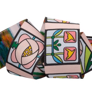Mary Engelbreit - Art Deco Rose - in zachte pastelkleuren op perzik voor Renaissance Linten - 38mm Breed Lint (verkocht in stappen van een halve meter)