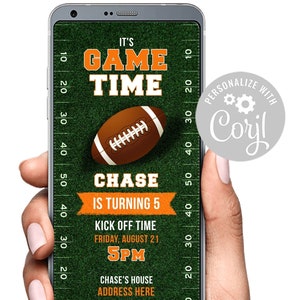 Könnte beinhalten: Eine digitale Einladung zu einer Geburtstagsparty zum Thema American Football. Die Einladung zeigt ein grünes Feld mit weißen Yardlinien, einen braunen Football und den Text "It's Game Time" in Orange und Weiß. Die Einladung enthält auch den Namen "Chase" und den Text "Is Turning 5".